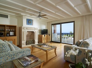 Villa, privat basseng (Imperial Phaedra) | Oppholdsrom | Flatskjerm-TV og bordtennis