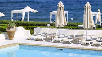 Piscine couverte, 2 piscines extérieures, parasols de plage