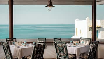 3 restaurants; lunch and dinner served