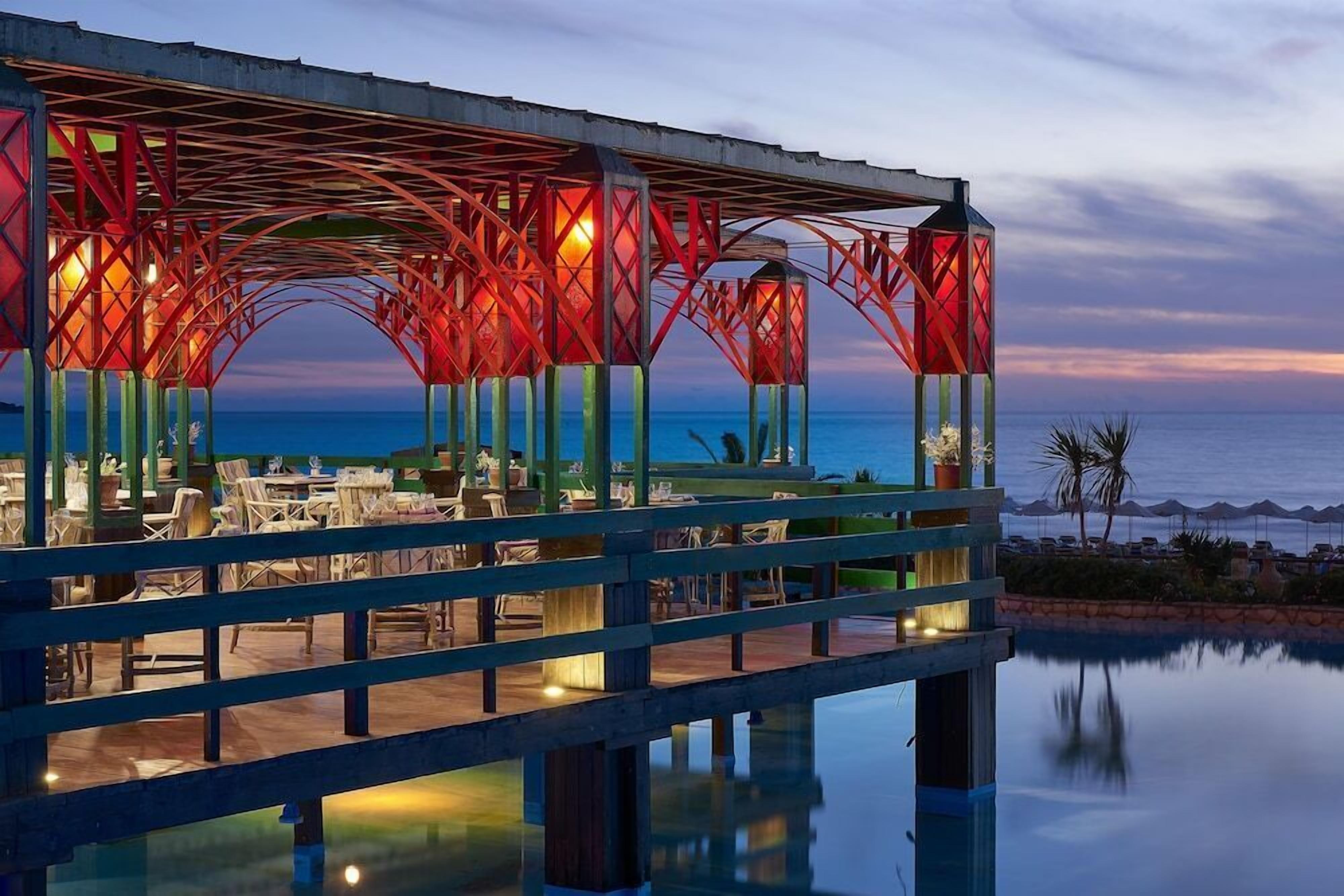 6 restaurants, breakfast, lunch, dinner served; international cuisine