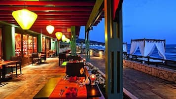 6 restaurants, breakfast, lunch, dinner served; international cuisine