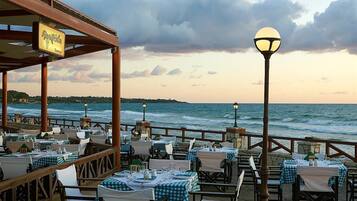 6 restaurants, breakfast, lunch, dinner served; international cuisine