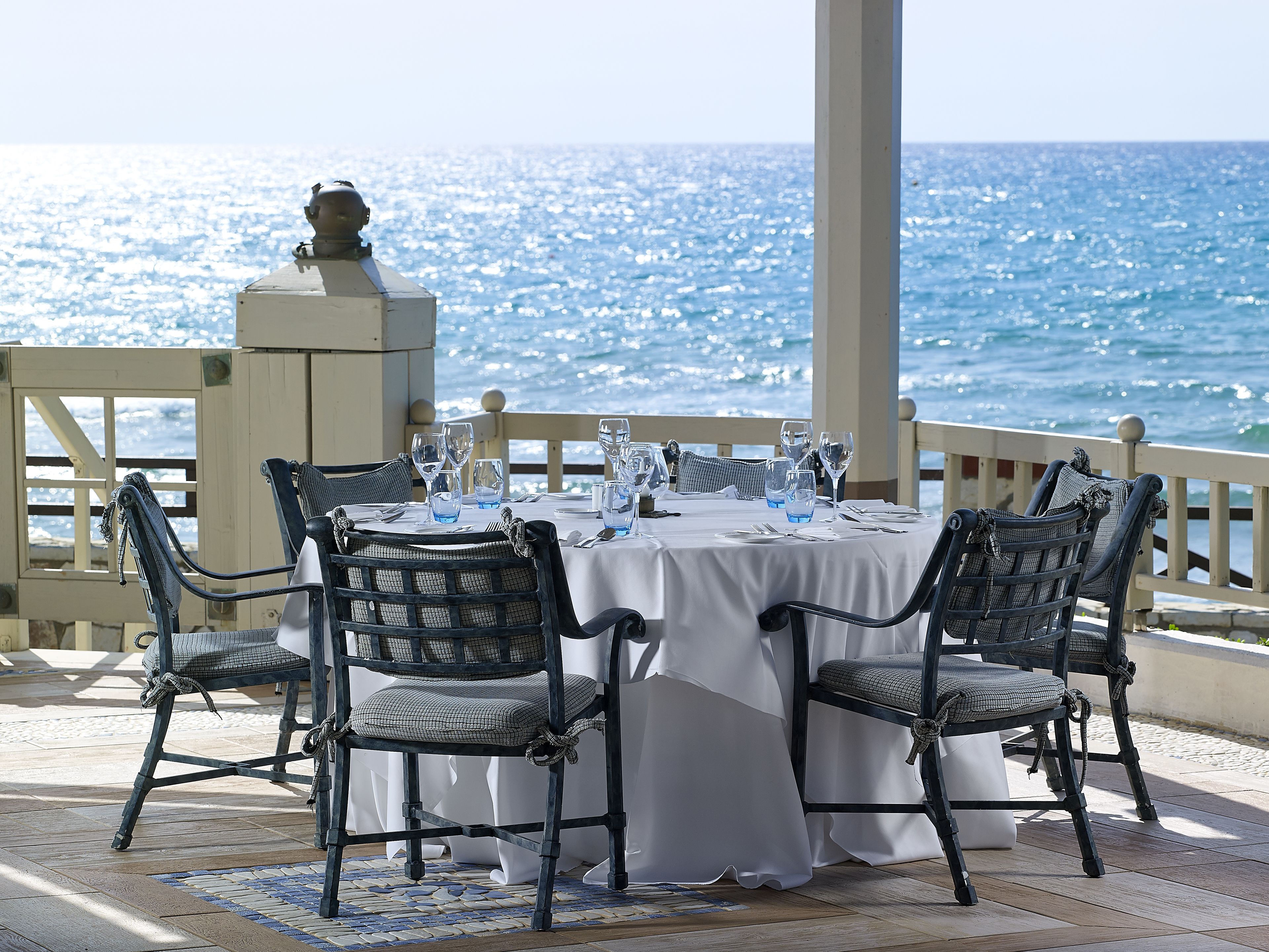 6 restaurants, breakfast, lunch, dinner served; international cuisine