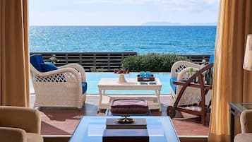 6 restaurants, breakfast, lunch, dinner served; international cuisine