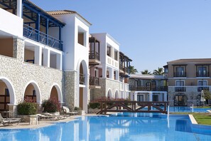 Premium bedding, minibar, free WiFi, bed sheets