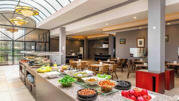 Se sirven desayunos, comidas y cocina internacional con vista al jardín