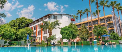 Piscina a l'aire lliure de temporada (horari: 08:00-18:30) i para-sols