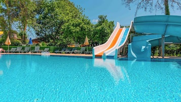 Una piscina al aire libre de temporada, sombrillas