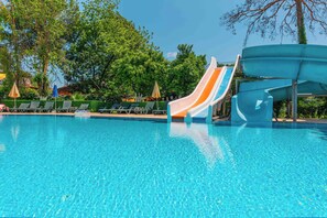 Una piscina al aire libre de temporada, sombrillas