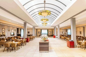 Breakfast, lunch, dinner served; international cuisine, garden views  - Belpoint Beach Hotel (Kemer)