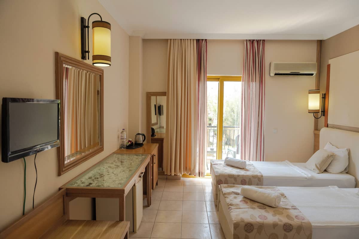 Camera Standard con letto matrimoniale o 2 letti singoli, vista giardino | Minibar, una scrivania, Wi-Fi (a pagamento), lenzuola