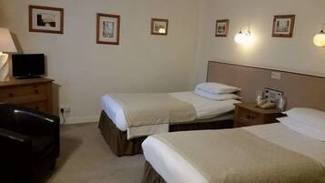 Ropa de cama de alta calidad y caja de seguridad en la habitación