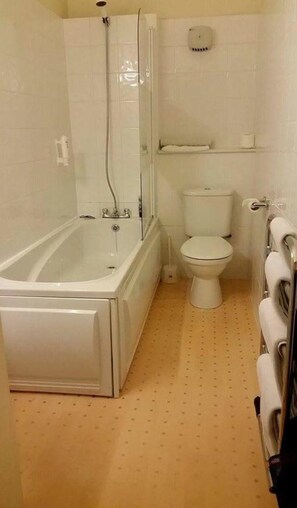 Kelengkapan dandanan diri percuma, selipar, tuala disediakan 