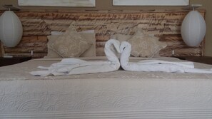 Suite de lujo, vista al mar | Minibar, decoración personalizada, escritorio y cortinas blackout 