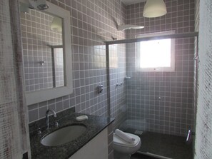 Habitación superior, vistas al mar | Baño | Artículos de higiene personal gratuitos, secador de pelo y toallas