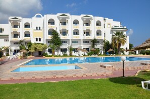 Piscine extérieure (ouverte en saison), parasols de plage