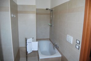 Habitación doble de uso individual | Baño | Amenidades de baño gratuitas, secadora de cabello, bidet, toallas 