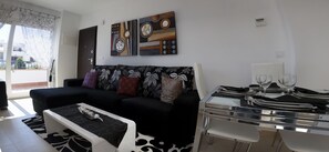 Apartment, 2 Bedrooms (6 People) | Langsir/tirai gelap terus, kalis bunyi, seterika/papan seterika