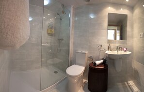 Apartment, 2 Bedrooms (6 People) | Bilik Mandi | Pengering rambut, tuala disediakan