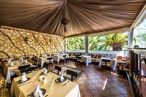 2 restaurants, spécialités Cuisine internationale