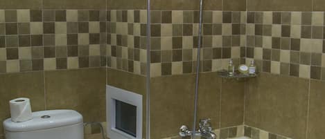 Une salle de bain avec des toilettes, une douche et une baignoire.