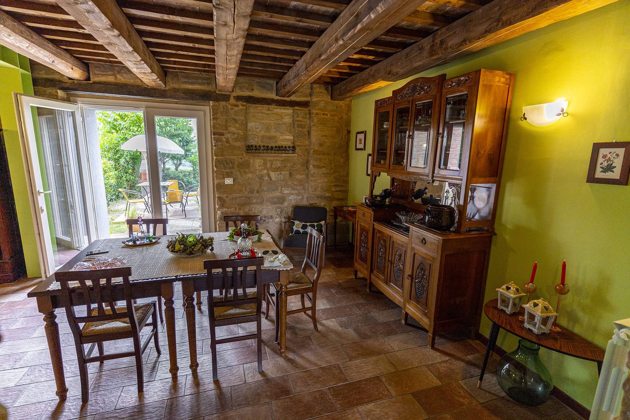 Daily full breakfast (EUR 10 per person)