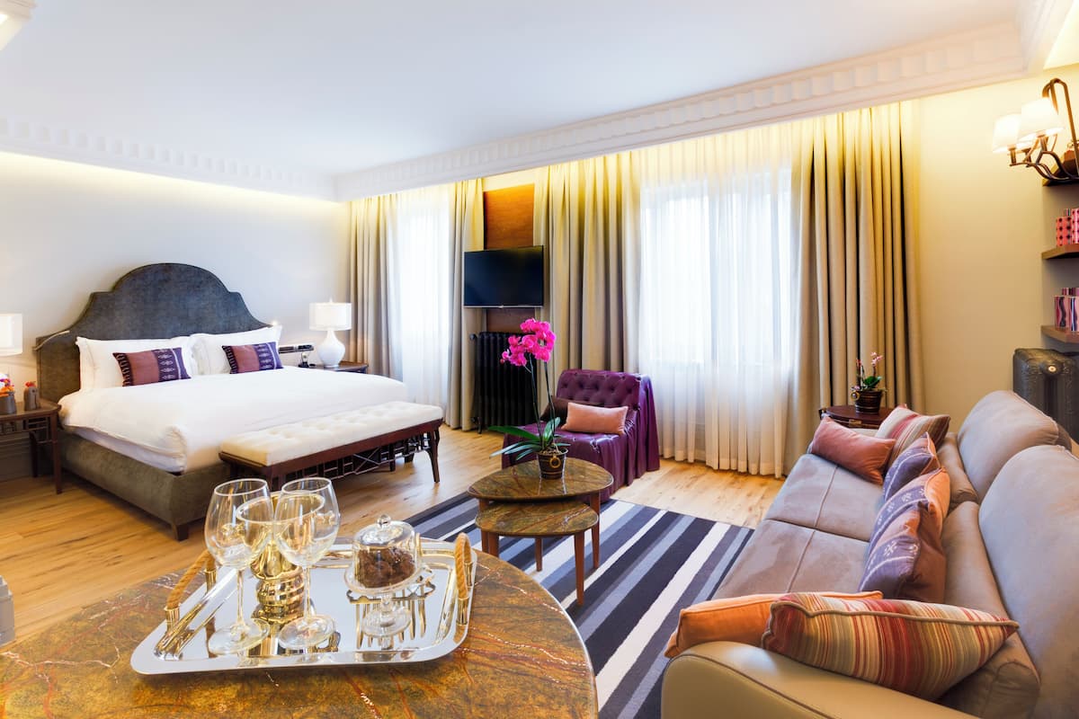 高档床上用品、免费迷你吧物品、客房内保险箱、特色装修