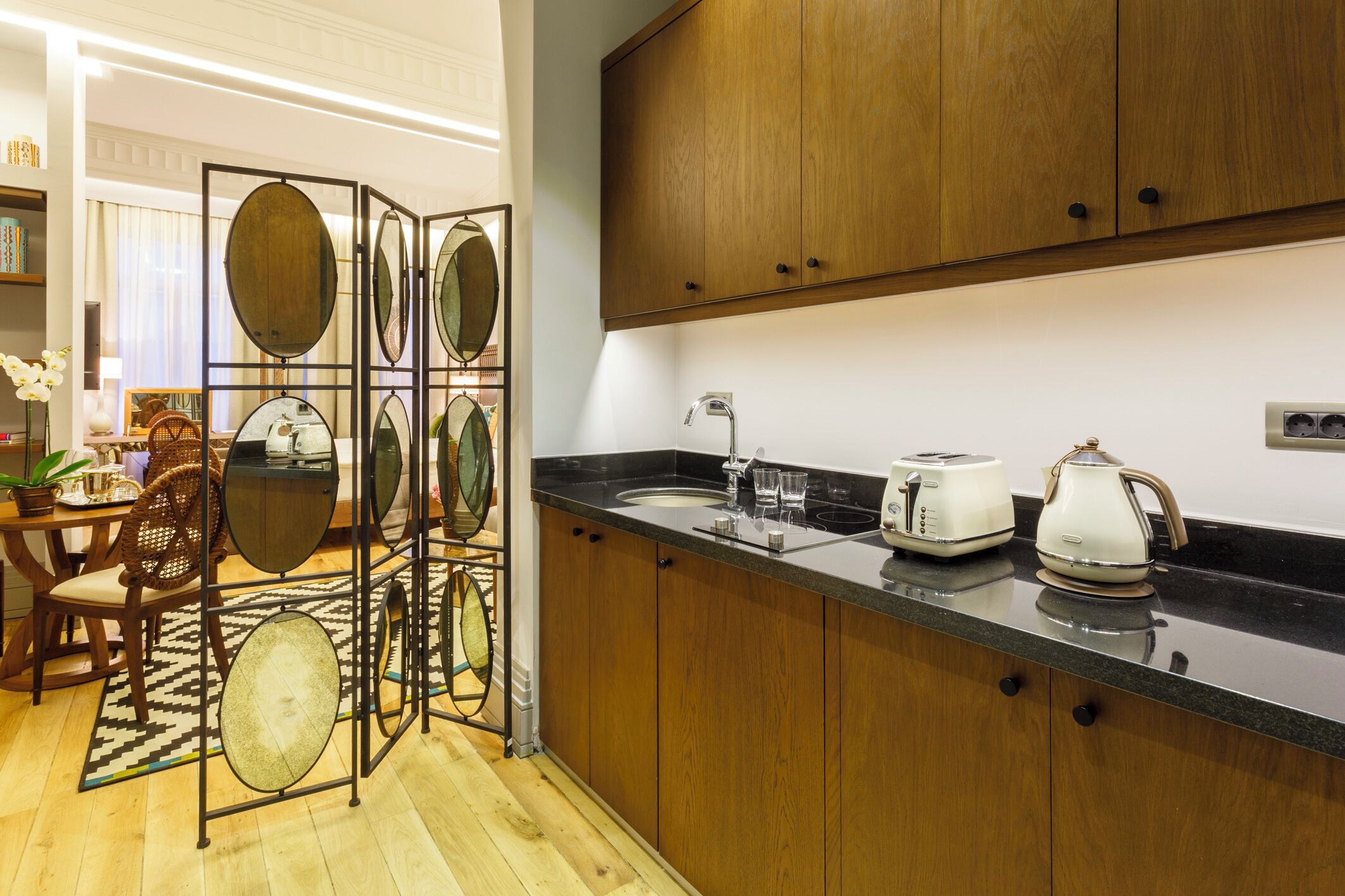 Deluxe Room, City View | Private kitchen