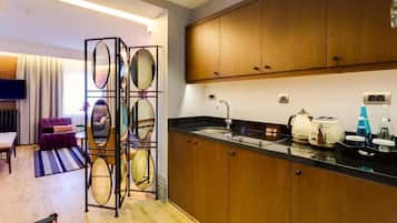 Deluxe Room, City View | Private kitchenette | Fridge, coffee/tea maker, electric kettle