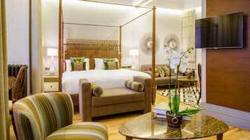 Habitación Deluxe, vista a la ciudad | 1 habitación y ropa de cama de alta calidad