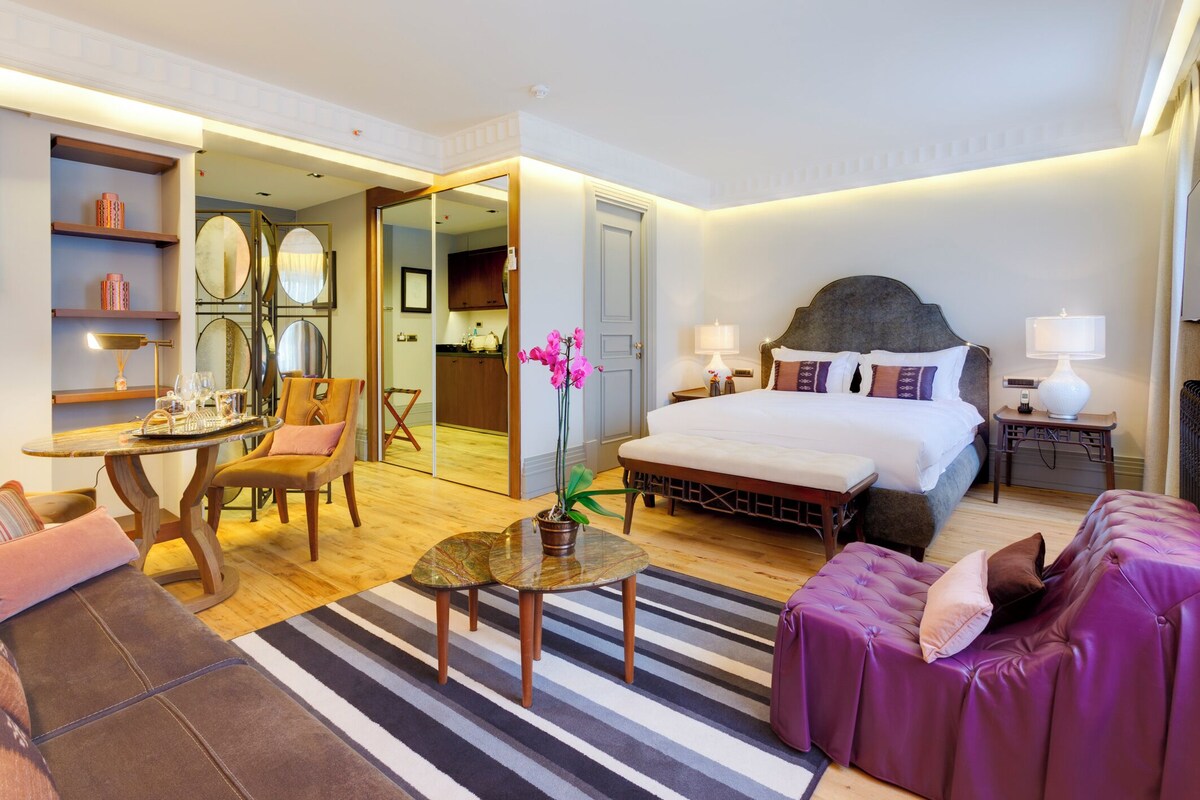 Deluxe Suite, Balcony, City View | Premium bedding, minibar (some free items), in-room safe, soundproofing