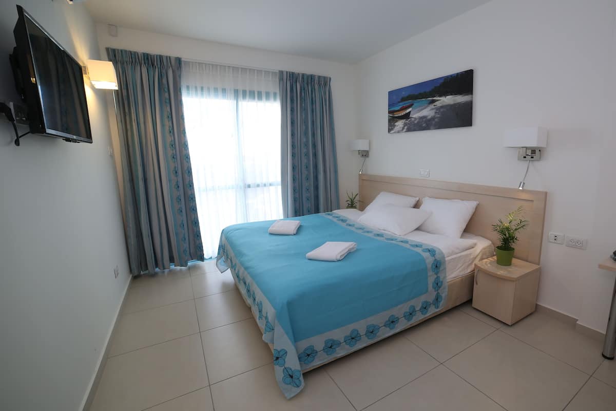 Standaard kamer, 1 twee- of 2 eenpersoonsbedden, terras, op benedenverdieping | Een minibar, een kluis op de kamer, een bureau, verduisterende gordijnen