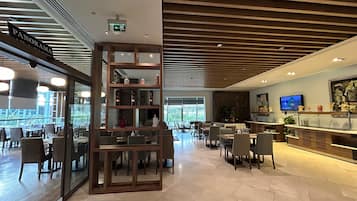 供應早餐、午餐、晚餐;多國菜