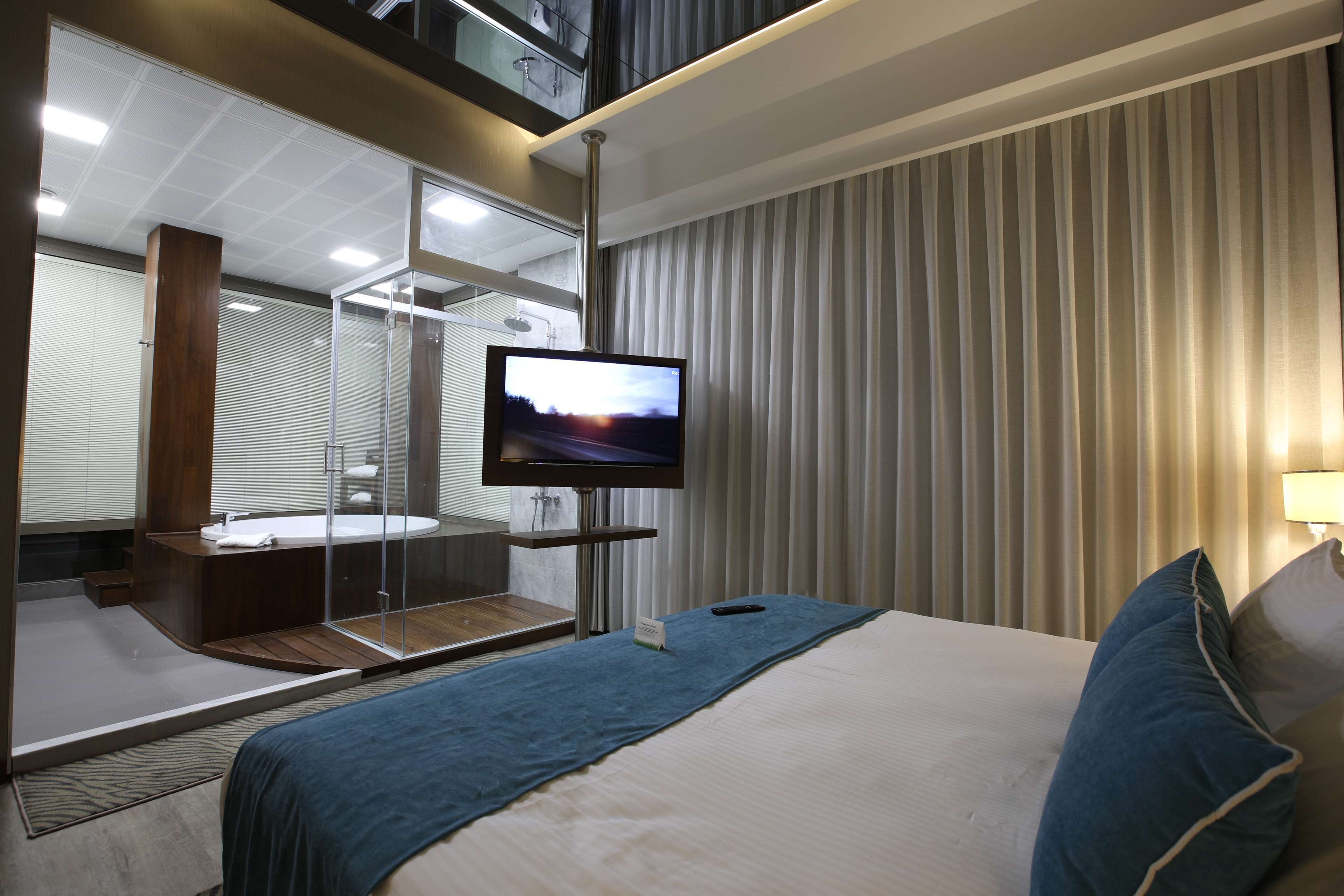 Premier-sviitti, 1 suuri parisänky, tupakointi sallittu, poreamme | Minibaari, tallelokero huoneessa, työpöytä