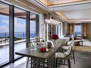 Suite, 2 habitaciones, vista al mar (Sky Signature, Club Millesime Access) | Ropa de cama de alta calidad y minibar 