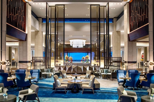 3 restaurantes; se sirve almuerzo y cena; cocina internacional