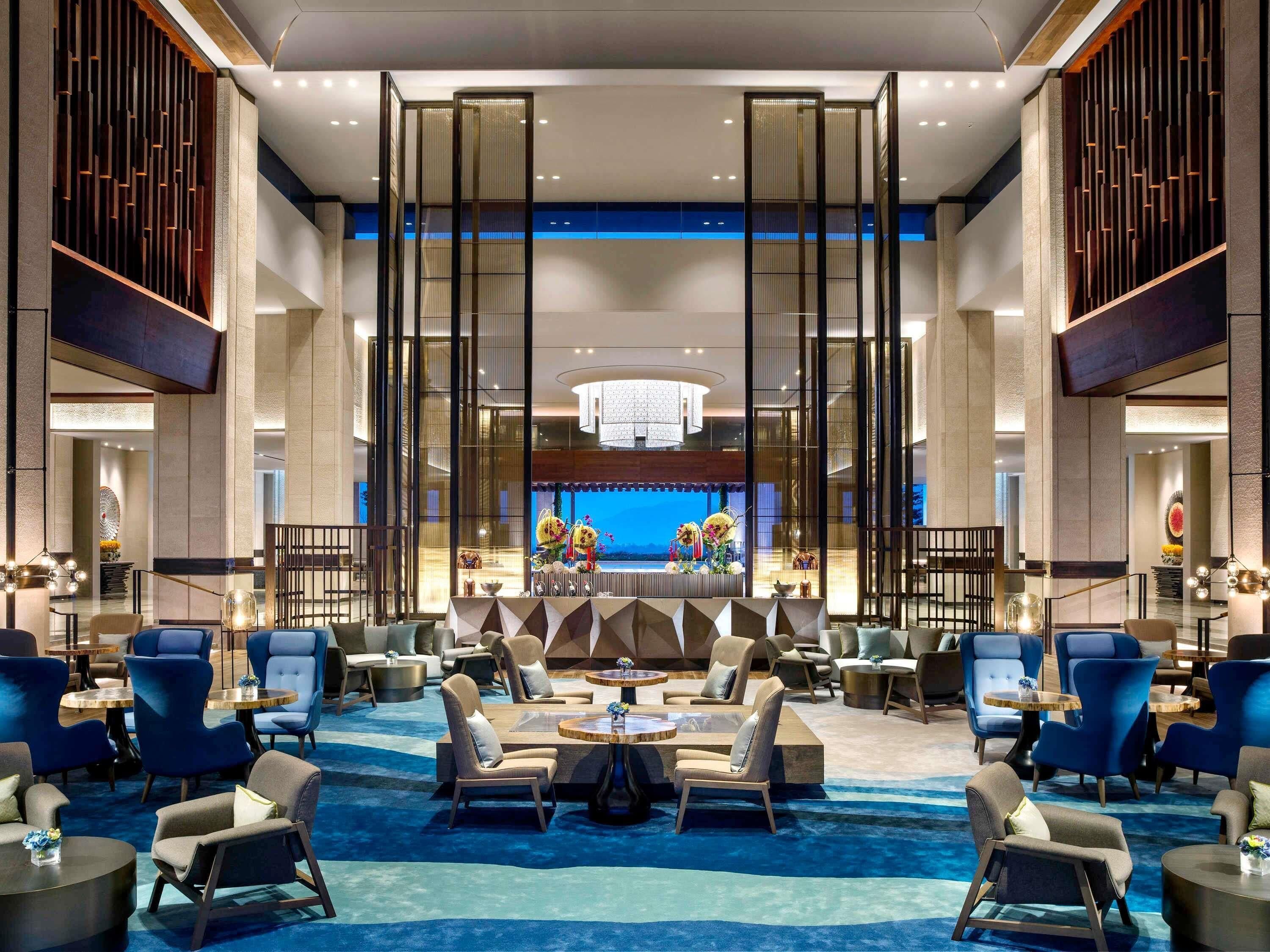 3 restaurants, lunch, dinner served; international cuisine