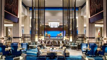 3 restaurants, lunch, dinner served; international cuisine