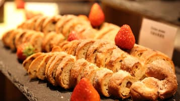 Daily buffet breakfast (CNY 198 per person)