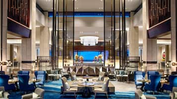 3 restaurantes, com serviço de almoço e jantar; culinária internacional