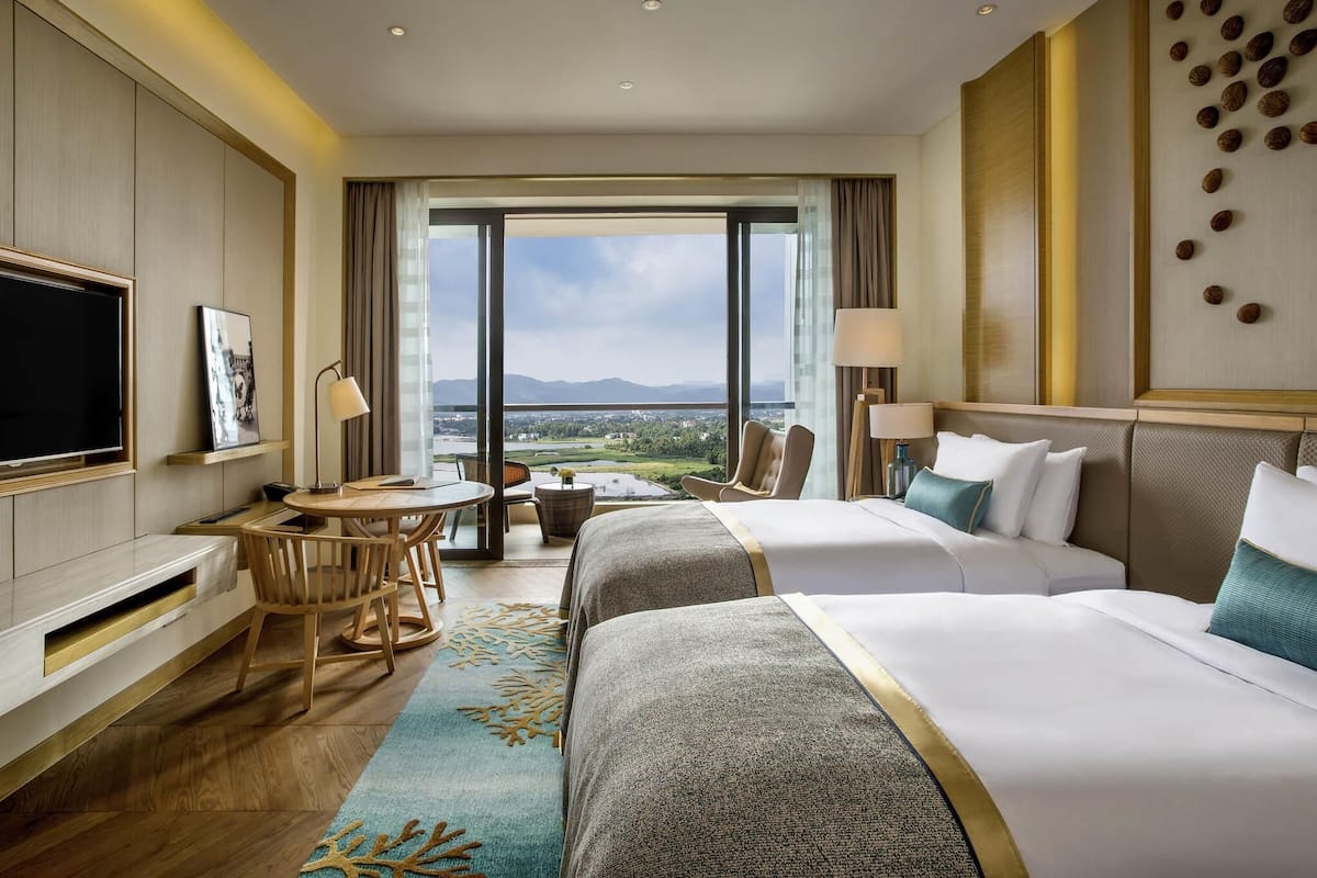 Premium bedding, minibar, in-room safe, desk