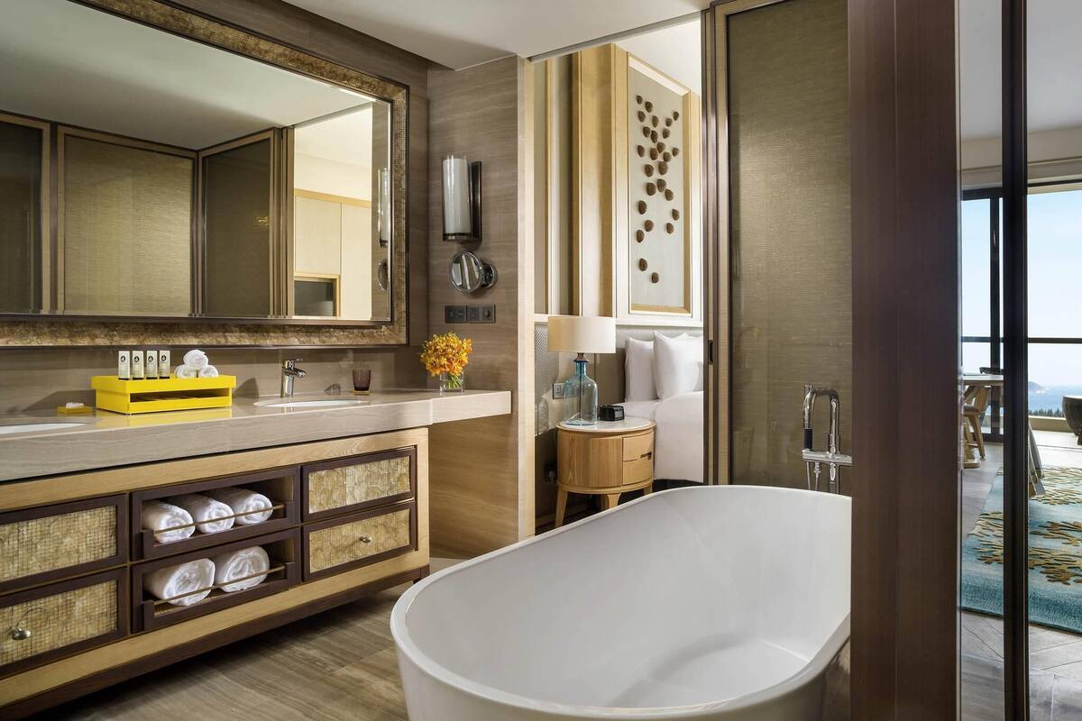Luxe beddengoed, een minibar, een kluis op de kamer, een bureau
