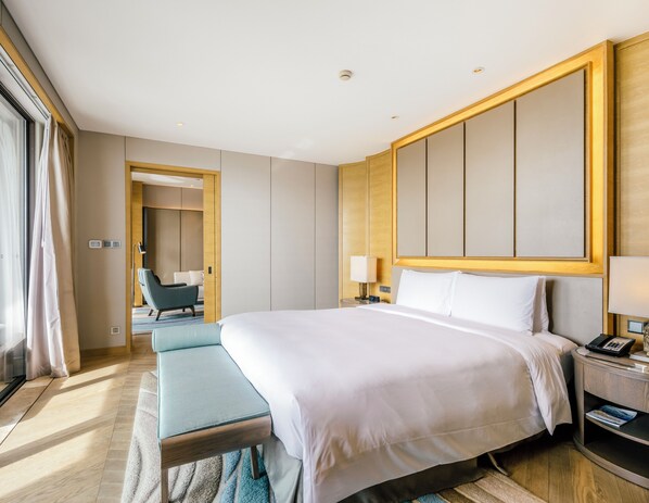 Suite, 1 cama King size, con acceso al salón lounge del club, vista al jardín | Ropa de cama de alta calidad y minibar