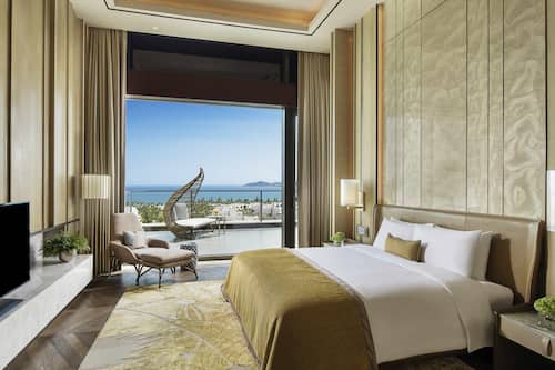 Suite, 2 slaapkamers, uitzicht op zee (Sky Signature, Club Millesime Access) | Luxe beddengoed, een minibar, een kluis op de kamer, een bureau