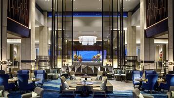 3 restaurantes; se sirve almuerzo y cena; cocina internacional