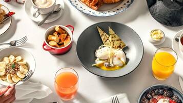Café da manhã com buffet todos os dias mediante uma taxa