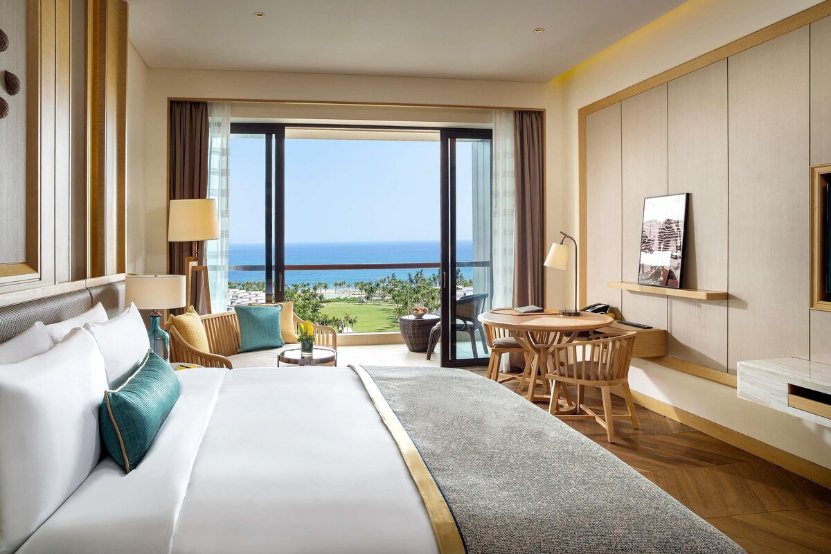 Premium bedding, minibar, in-room safe, desk