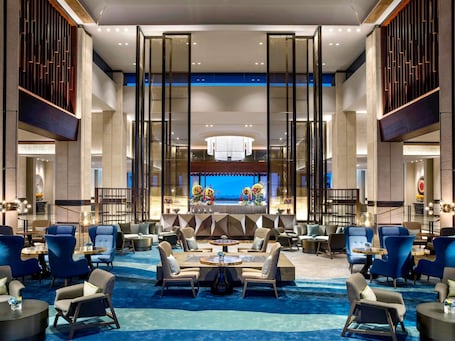 3 restaurants, lunch, dinner served; international cuisine