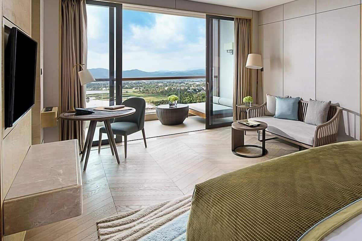 Suite, 1 très grand lit, accès au salon club, vue jardin | 1 chambre, literie de qualité supérieure, minibar