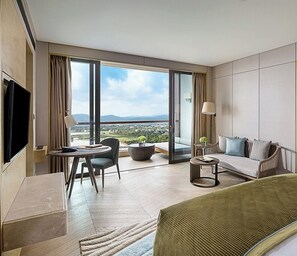 Suite, 1 cama King size, con acceso al salón lounge del club, vista al jardín | Ropa de cama de alta calidad y minibar